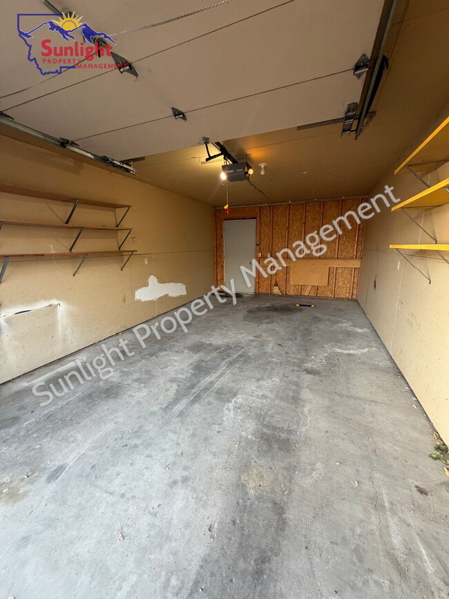 Building Photo - Updated 2-Bedroom Condo in the Heights – Garage, Balcony & Views