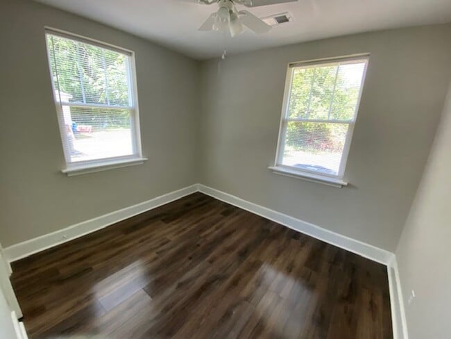 Building Photo - Renovated Duplex