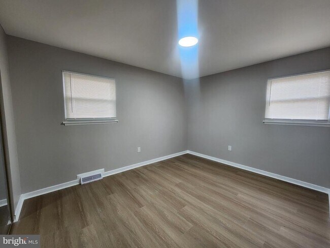 Building Photo - 1025 Kingsbury Rd