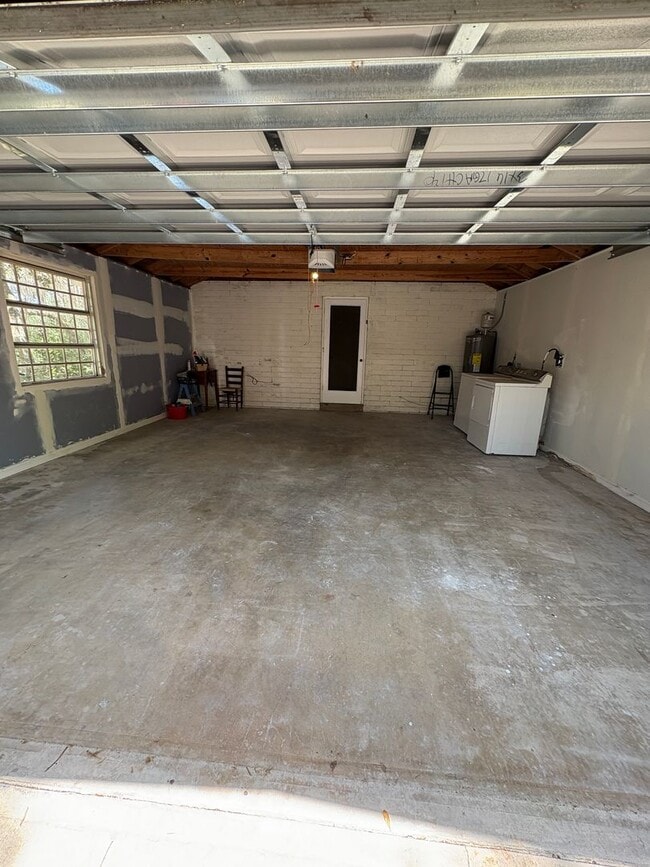 Building Photo - 2227 Country Club Rd
