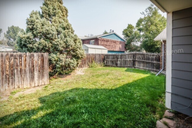Building Photo - 904-906 Camelot Ct.