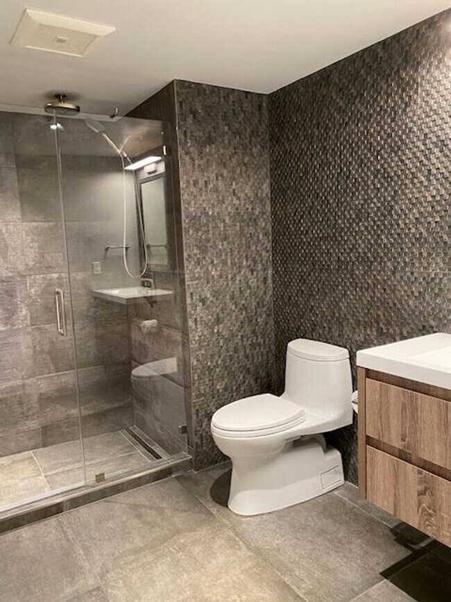 Building Photo - HUGE, remodeled 2 Level 2br/2Ba Loft, Park...
