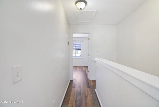 Building Photo - Short Term Townhome Available ASAP!