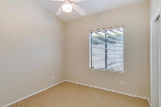 Building Photo - 9648 E Sheena Dr