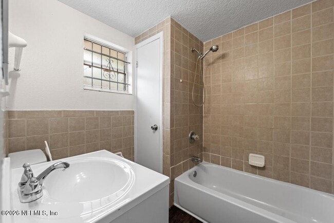 Building Photo - 1424 W 9th St