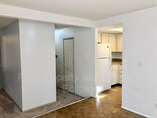 Building Photo - 10930 NE 37th Pl