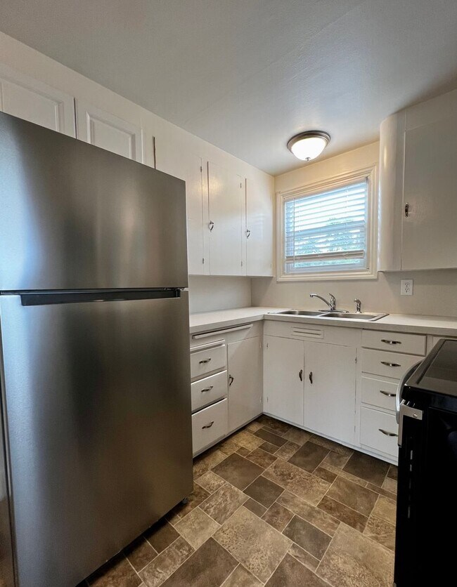 Building Photo - Duplex on 9th and Tieton Drive - Yakima WA