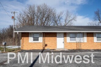 Building Photo - "Charming 2-Bedroom Retreat with 800 Sq. Ft. of Comfort in New Palestine!"