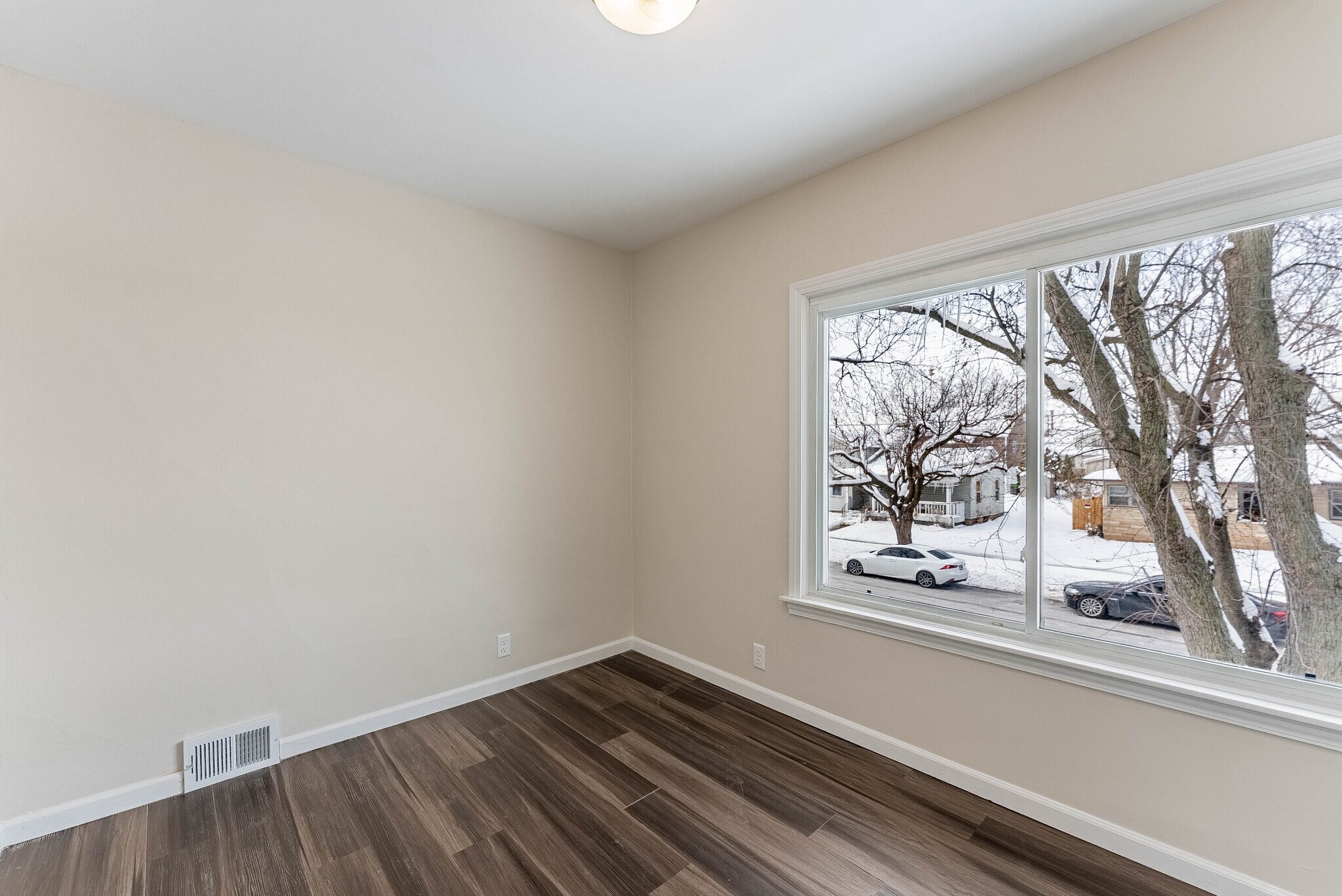 Building Photo - 125 S Main St