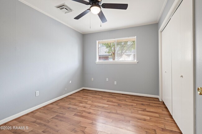 Building Photo - 207 Ashwood Dr