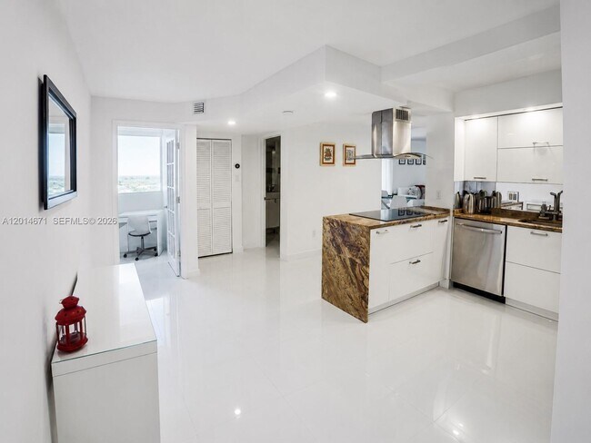 Building Photo - 6917 Collins Ave