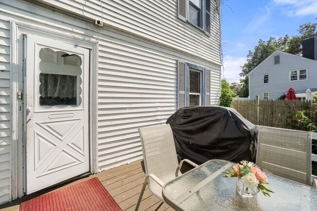 Building Photo - 318 Concord St