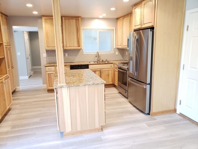 Building Photo - 4 Bed 2 Bath with Beautiful Large Yard!!