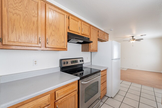 Building Photo - 402 N 101st Pl