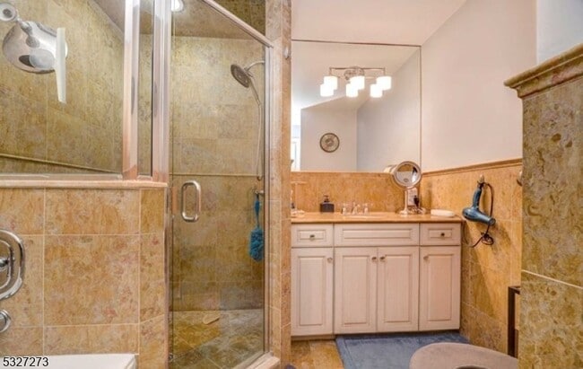 Building Photo - 25 Skymark Ct