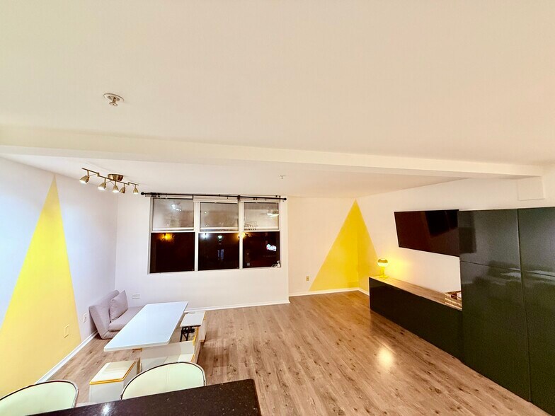 Building Photo - 101 Market St