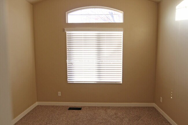 Building Photo - Beautiful Layton Home