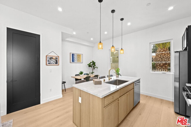 Building Photo - 2324 S Dunsmuir Ave