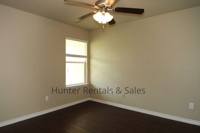 Building Photo - Spacious Duplex