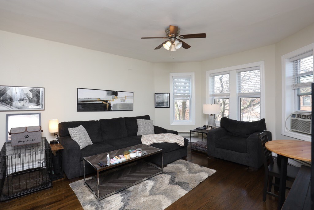 Building Photo - 3823 N Greenview Ave