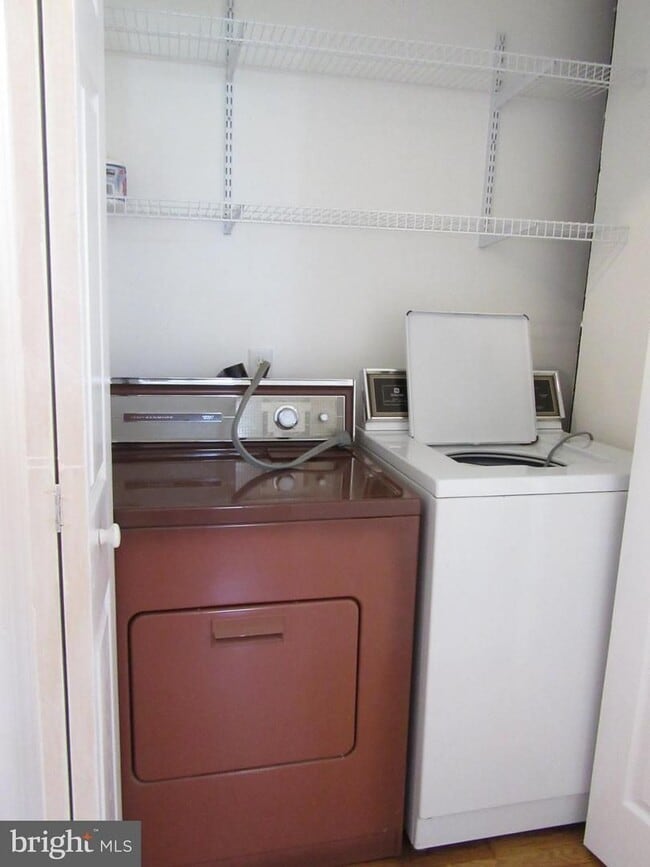 Building Photo - Detached ranch style house