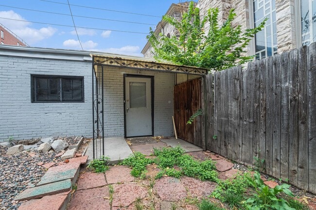 Building Photo - 2 BR Carriage Home 3 Blocks from Cheesman Park!