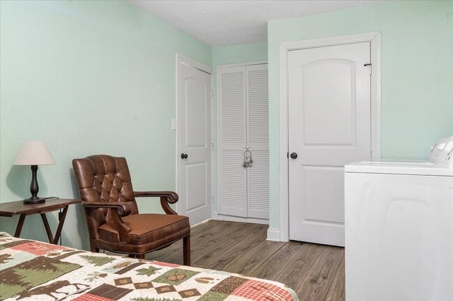 Building Photo - 259 Hiland Ln