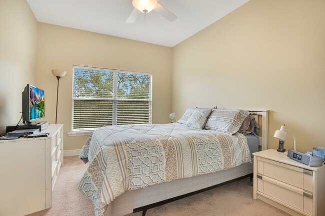 Building Photo - 28 W Esther St