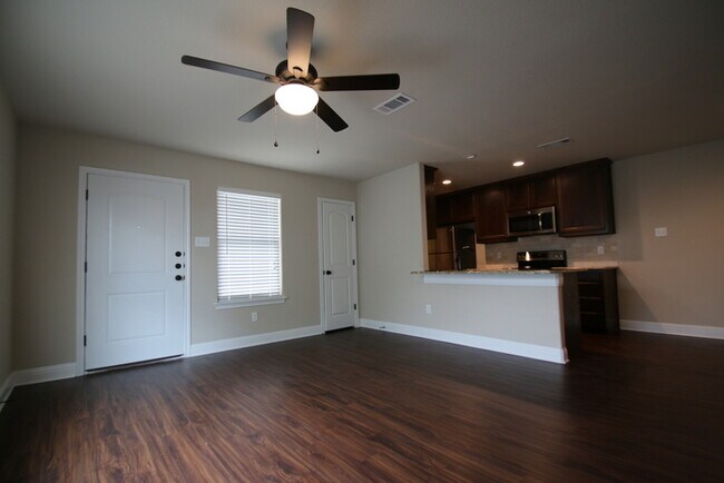 Building Photo - Move In Ready | 3BR/2BA West Fort Worth Home Near I-30, Camp Bowie & Lockheed Martin — Pets Welcome