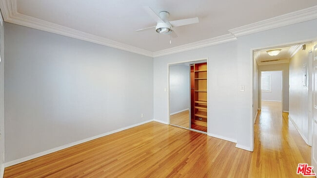 Building Photo - 432 S Doheny Dr