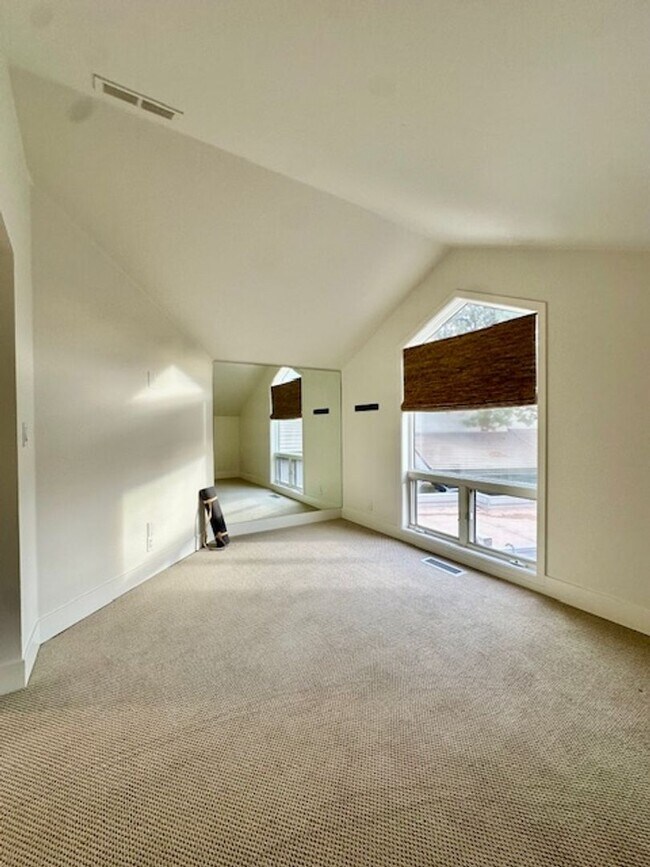 Building Photo - Riverfront Gated 2 Bedroom Luxury Condo!!