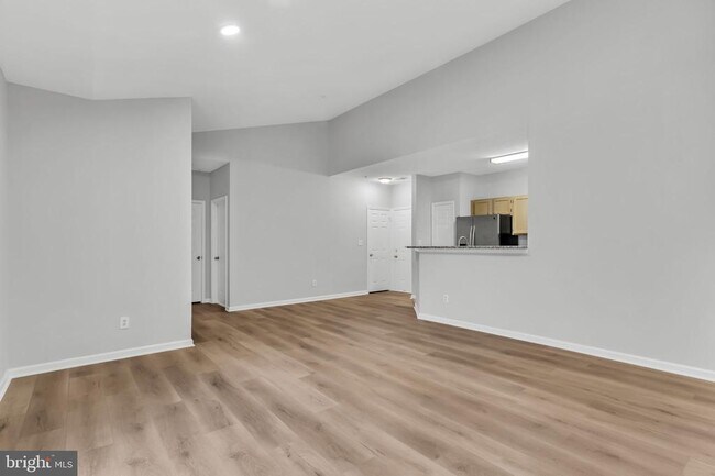 Building Photo - 1701 Lake Shore Crest Dr