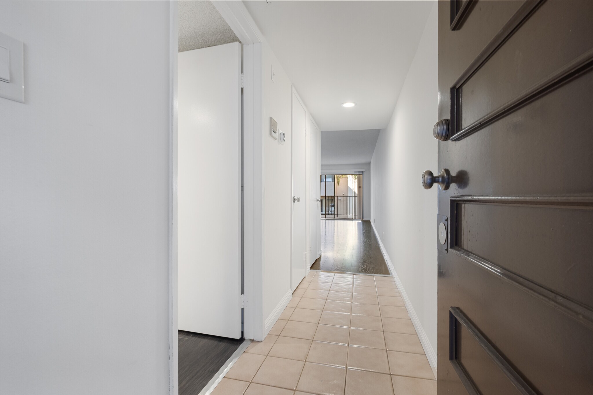 Entrance Area - 433 S Manhattan Pl