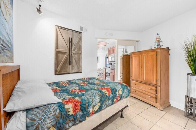 Building Photo - 202 70th Ave N