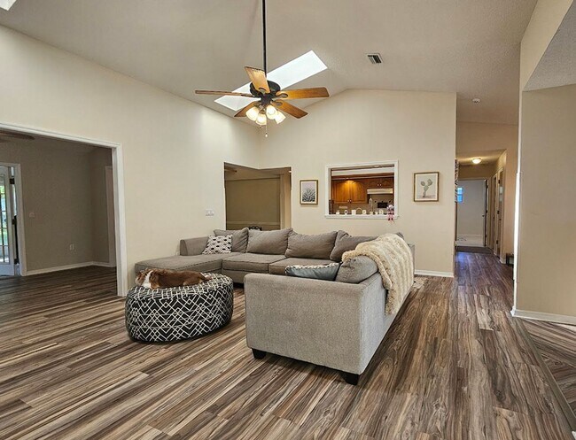 Building Photo - Charming 2 Bed, 2 Bath Home for Rent in Spring Hill (34609) – Spacious, Bright, and Perfectly Loc...