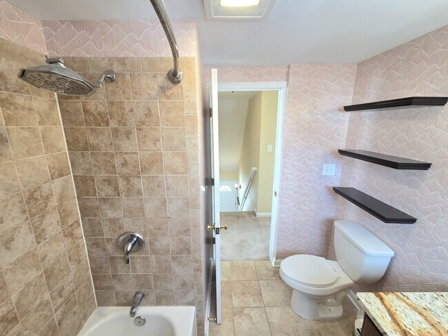 Building Photo - 108 N Gladden St