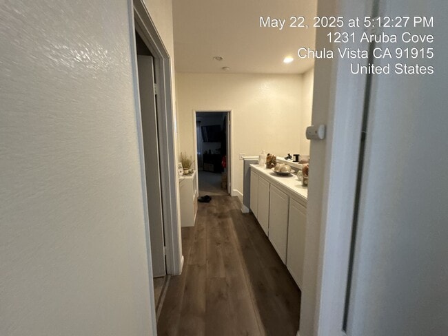 Building Photo - FOR RENT – Modern Townhome in Eastlake