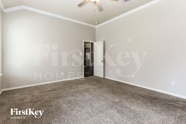 Building Photo - 907 River Crossing Dr
