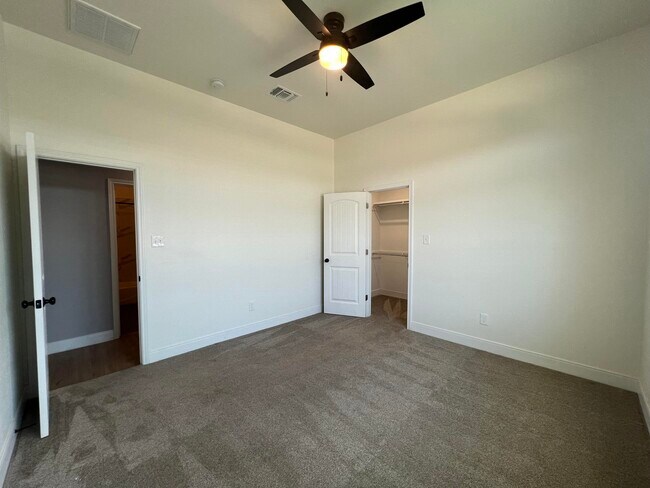 Building Photo - 1703 Quincy Ave