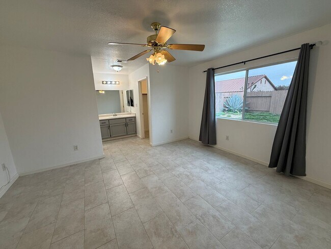 Building Photo - Bright 3 Bed / 2 Bath Home with Open Layout & Private Backyard