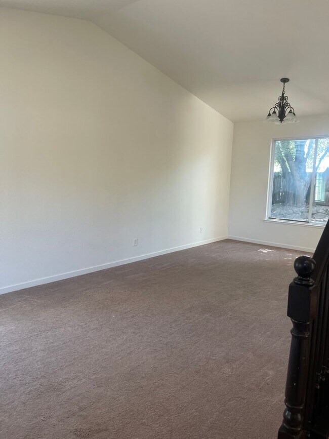 Building Photo - Beautiful 3-Bedroom Family Home in Desirable Northeast Stockton