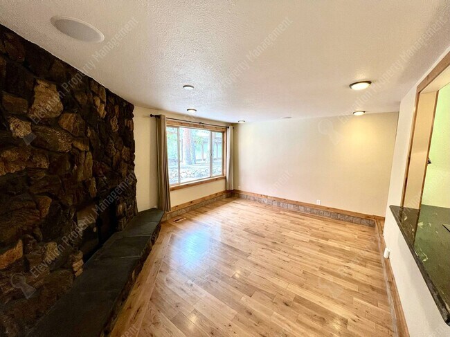 Building Photo - Inviting single-level home in forested SW Bend neighborhood