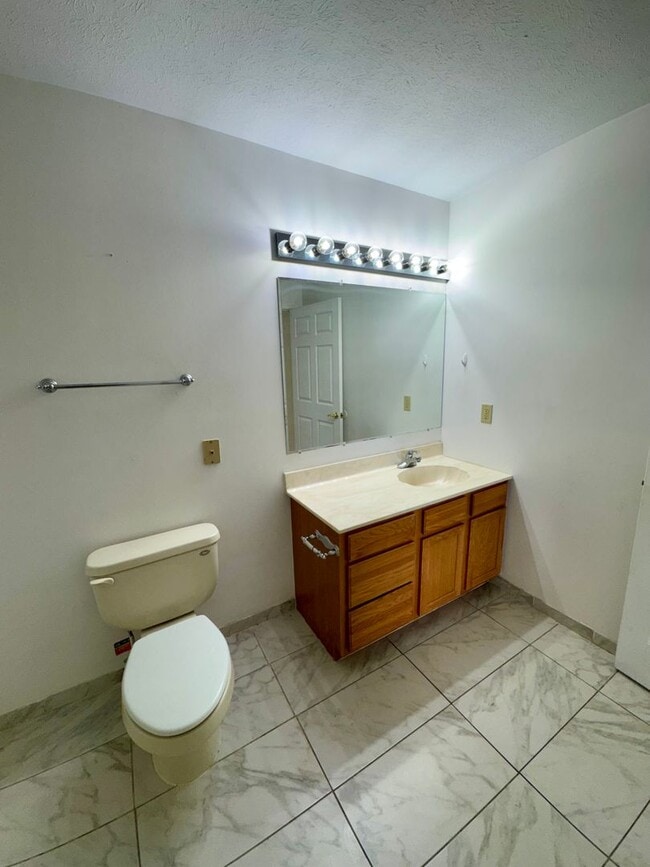 Building Photo - House for Rent in Broadway
