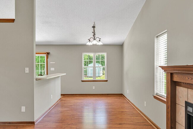 Building Photo - 304 Gaston Ct