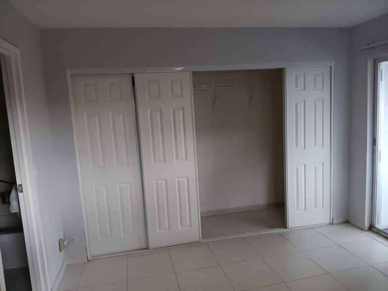 Building Photo - 619 Saxony M