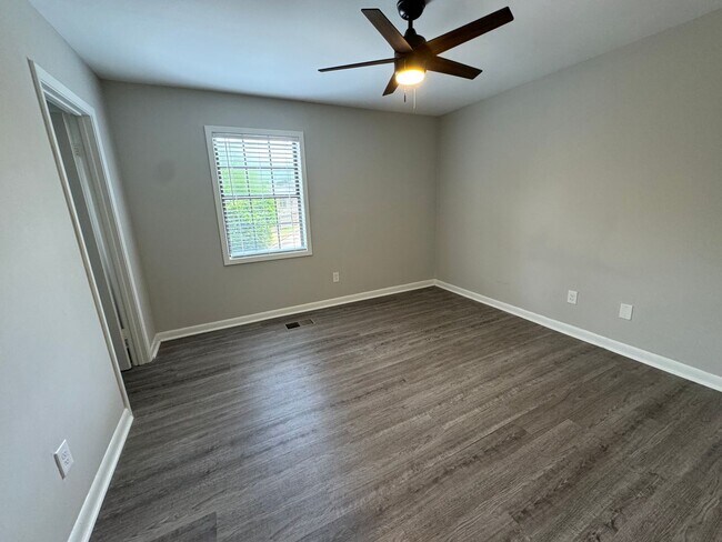 Building Photo - Excellent Location!  3 Bed 2.5 Bath Townhouse!