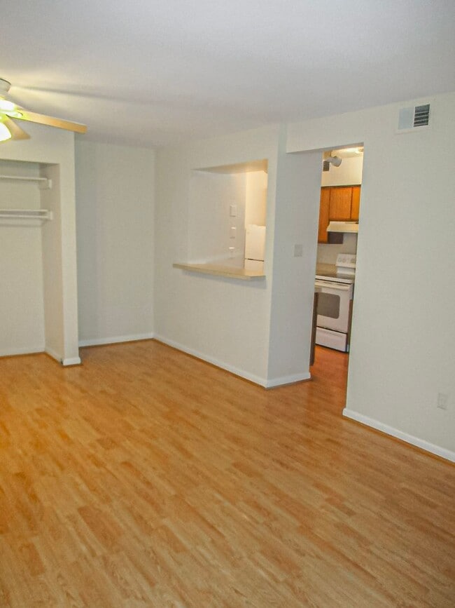 Building Photo - Charming 2 Bed 1 Bath Apartment With Paved...