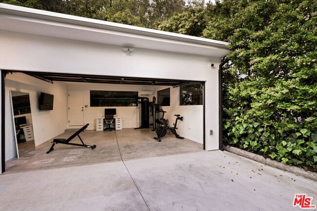 Building Photo - 2872 Nichols Canyon Rd