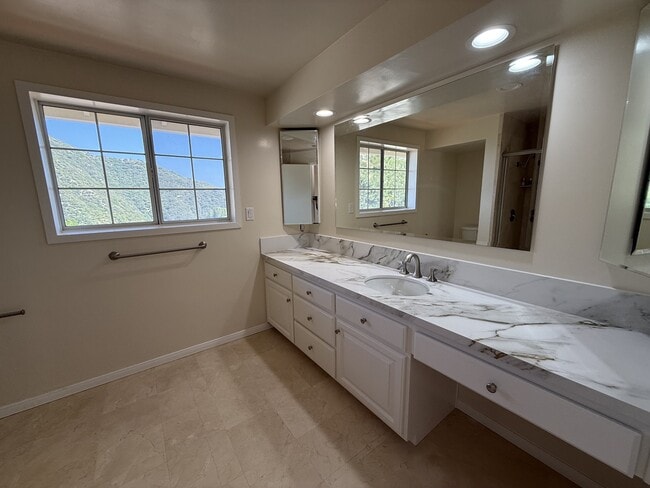 Building Photo - 2716 Ridgepine Dr