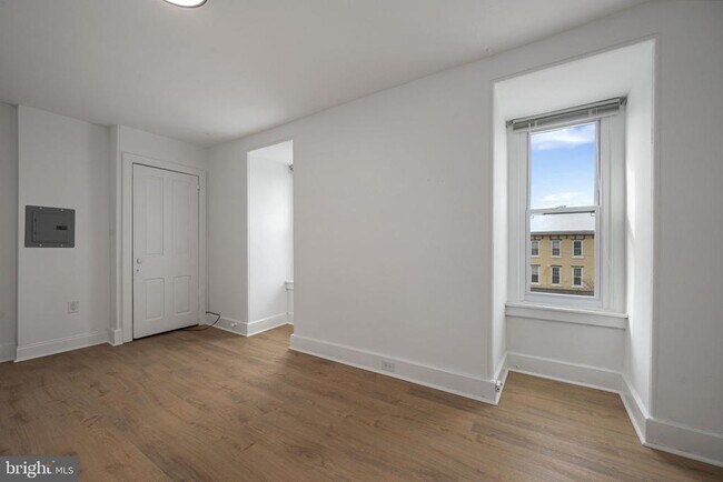 Building Photo - 305 S Main St